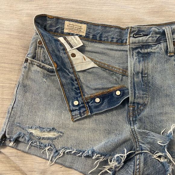 Levi’s 501 jean shorts - Picture 4 of 7